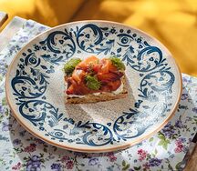 Брускетта с маринованным лососем и гуакамоле