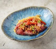 Копченый ростбиф, кукуруза и луковая сальса