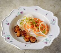Якитори гребешок с морковью, дайконом и имбирным дрессингом