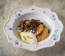 Жареный папоротник, стерлядь, картофель