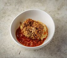 Ореховый цыплёнок, крем из жареного картофеля и домашний кетчуп
