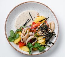 Салат с кальмаром и ореховым соусом