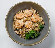 Сливочная лапша с креветками