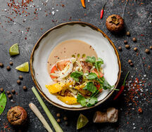 Салат с манго и курицей