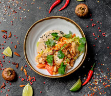 Салат Чикен Тай