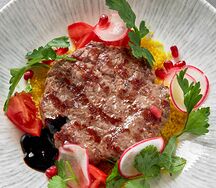 Рубленный бифштекс из баранины с кускусом и овощным салатом