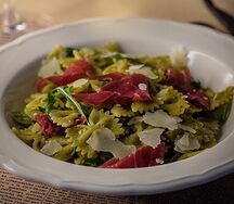 Фарфалле с брезаолой и песто