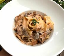 Паппарделле с говядиной и лисичками