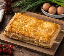 Пирог слоеный с зеленым луком и яйцом