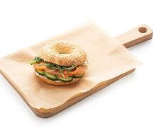 Бейгл с лососем и творожным сыром