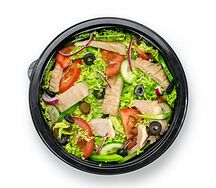 Салат Куриная грудка в сочетании со свежими овощами и соусами