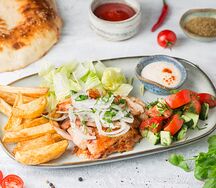 Шаурма на тарелке с курицей