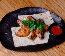 Шашлык из куриных крылышек с лавашем и соусом по-грузински