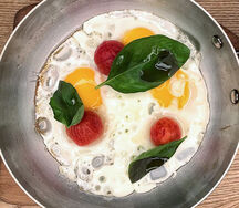 Глазунья с томатами черри