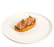 Брускетта с вяленной индейкой и соусом песто россо 