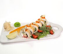 Авторский ролл с золотым кальмаром и красной икрой