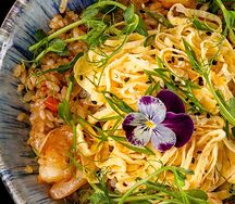 Жареный рис с курицей и креветкой