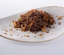 Соба с овощами и говядиной