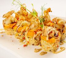 Запеченный ролл с креветкой и сырным соусом