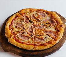 Пицца с ветчиной и грибами
