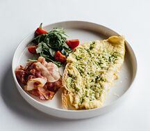 Омлет с беконом и микс-салатом