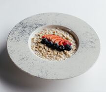 Овсяная каша с бананом на кокосовом молоке