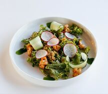 Салат с креветками, авокадо и киноа