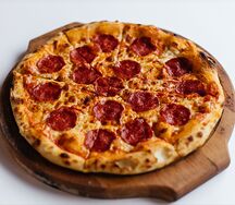 Пицца с чоризо и халапеньо