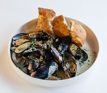 Мидии в соусе песто