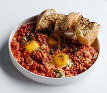 Шакшука с базиликом, пряным перцем и чиабаттой