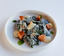 Салат с копченым лососем и соусом дзадзики