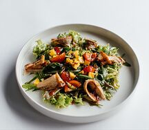 Салат с угрем и манго