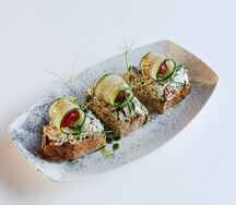 Брускетта с лососем