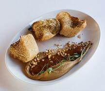 Паштет из куриной печени с абрикосовым конфитюром и чиабаттой