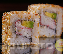 Ролл Калифорния с кунжутом