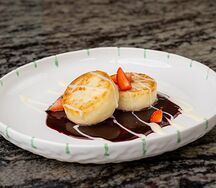 Сырники с черничным соусом, сгущенкой и клубникой