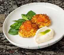Драник с икрой и сметаной