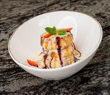 Оладьи с черничным соусом и карамелью