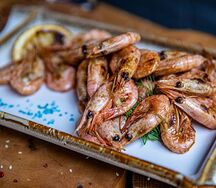 Крупные пивные креветки, жаренные в масле Гарлик и устричном соусе