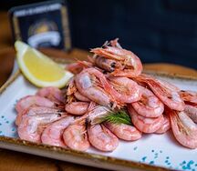 Крупные пивные креветки отварные в пиве