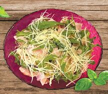 Салат с беконом и рукколой