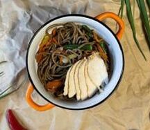 Wok гречневый с креветками и овощами микс с терияки соусом