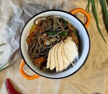 Wok гречневый с курицей и овощами в сладко-остром соусе