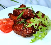 Хрустящие куриные крылышки с соусом яннём