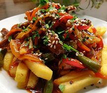 Картофель фри с курицей и овощами в соусе