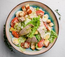 Салат Цезарь с курицей