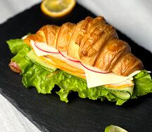 Сэндвич-круассан с курицей
