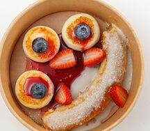 Классические сырники с бананом в карамели