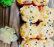 Запеченный ролл с копченым кальмаром