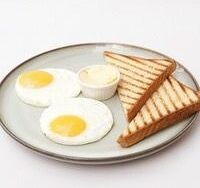 Яичница из двух яиц с тост хлебом